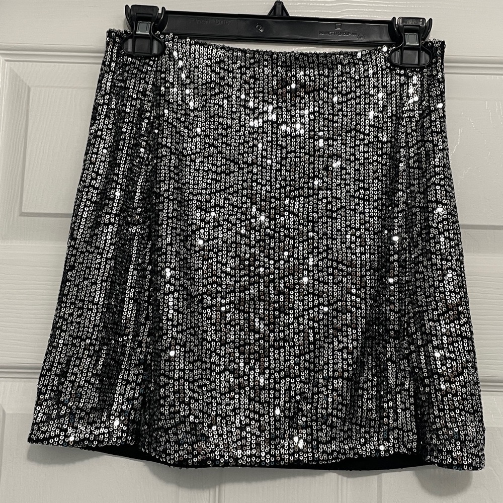 Aubrey 3+1 women’s Silver Sparkling Sequin Mini Skirt. NWT Size small